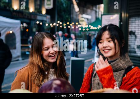 Sorelle felici che si divertono per strada Foto Stock