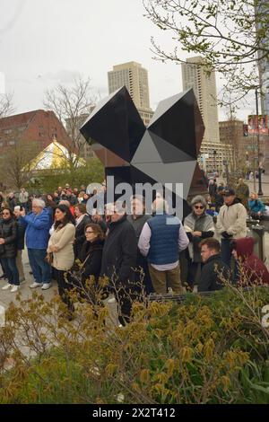 Boston, Massachusetts, Stati Uniti. 21 aprile 2024. Gli armeni e gli amici partecipano al 109° anniversario del genocidio armeno del 1915 da parte del governo turco ottomano. L'evento di quest'anno è di enorme importanza, soprattutto considerando la recente pulizia etnica degli armeni dal Nagorno Karabkh, avvenuta lo scorso settembre, da parte delle forze militari governative dell'Azerbaigian. L'evento all'Armenian Heritage Park sulla Rose Kennedy Greenway ha caratterizzato diversi oratori e spettacoli musicali. (Immagine di credito: © Kenneth Martin/ZUMA Press Wire) SOLO PER USO EDITORIALE! Non per USO commerciale! Foto Stock