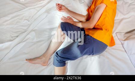 Donna che Dorme sul letto di casa Foto Stock