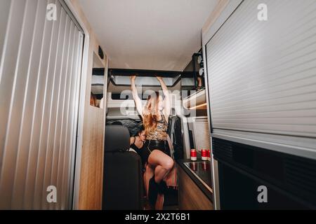 Donne che festeggiano la vigilia di Capodanno in camper Foto Stock