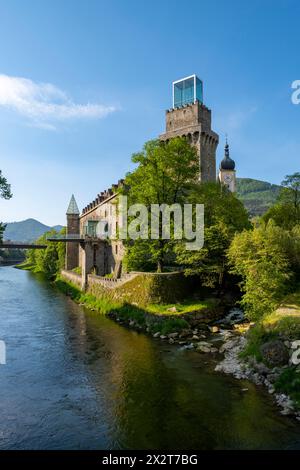 Austria, bassa Austria, Waidhofen an der Ybbs, fiume Ybbs che scorre oltre Schloss Rothschild in estate Foto Stock