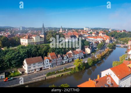 Germania, Assia, Eschwege, vista aerea delle case storiche lungo il fiume Werra Foto Stock