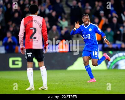 Abdul Fatawu del Leicester City celebra il terzo gol della squadra durante la partita del campionato Sky Bet al King Power Stadium di Leicester. Data foto: Martedì 23 aprile 2024. Foto Stock