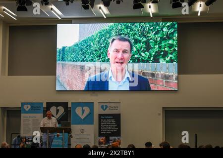 Wimbledon Football Club, Wimbledon. 23 aprile 2024. Stasera, il Cancelliere, Jeremy Hunt, ha contribuito ad aprire la promessa di Charlie tramite il collegamento video. Hunt è un amico di lunga data della famiglia Cosser di Milford, nel Surrey, che ha tragicamente perso il figlio Charlie per coltellare il crimine nel luglio 2023. Il padre di Charlie, Martin, fece una promessa a Charlie mentre giaceva in coma al Royal Sussex Hospital che avrebbe trascorso il resto della sua vita a educare i giovani sui pericoli del crimine con i coltelli. La sua nuova organizzazione benefica, Charlie's Promise, è stata ufficialmente lanciata questa sera al Wimbledon Football Club Foto Stock