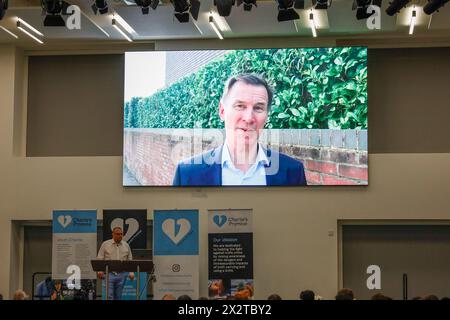 Wimbledon Football Club, Wimbledon. 23 aprile 2024. Stasera, il Cancelliere, Jeremy Hunt, ha contribuito ad aprire la promessa di Charlie tramite il collegamento video. Hunt è un amico di lunga data della famiglia Cosser di Milford, nel Surrey, che ha tragicamente perso il figlio Charlie per coltellare il crimine nel luglio 2023. Il padre di Charlie, Martin, fece una promessa a Charlie mentre giaceva in coma al Royal Sussex Hospital che avrebbe trascorso il resto della sua vita a educare i giovani sui pericoli del crimine con i coltelli. La sua nuova organizzazione benefica, Charlie's Promise, è stata ufficialmente lanciata questa sera al Wimbledon Football Club Foto Stock