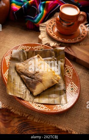 Oaxacan Tamales. Piatto preispanico tipico del Messico e di alcuni paesi latino-americani. Pasta di mais avvolta in foglie di banana. I tamales vengono cotti al vapore. Foto Stock