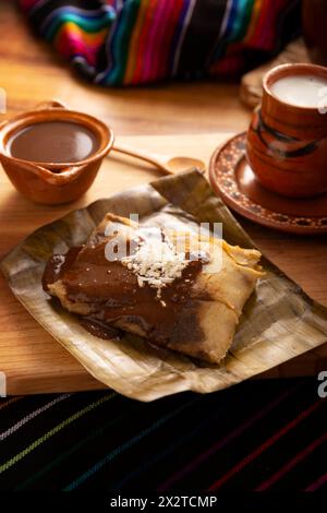 Oaxacan Tamale. Piatto preispanico tipico del Messico e di alcuni paesi dell'America Latina. Impasto di mais avvolto in foglie di banana. I tamales sono cotti al vapore. Foto Stock