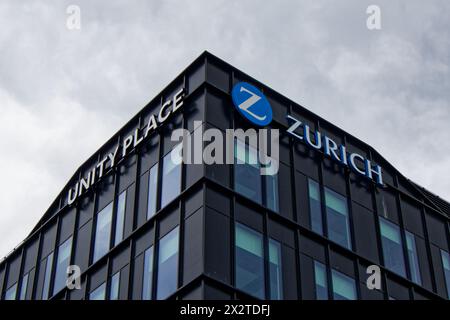 Edificio Unity Place e Zurigo con il logo contro la copertura parziale delle nuvole a Swindon, Wiltshire, Inghilterra, aprile 2024 Foto Stock