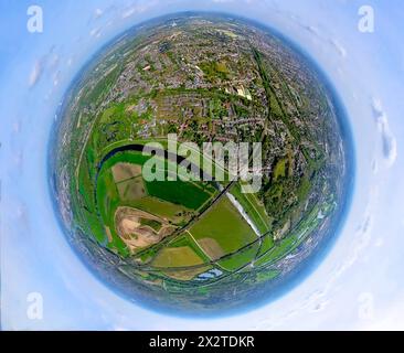 Luftbild, Wohngebiet Alstaden, Energiepark Styrumer Ruhrbogen, Windpark mit Windrad, Deponie und Fluss Ruhr Ruhrbogen, zwei Eisenbahnbrücken und A40 Autobahnbrücke, Alstaden Ruhrdamm und Ruhraue mit Ruhrtalradweg, Alstaden, Oberhausen, Rheinland, Ruhrgebiet, Nordrhein-Westfalen, Deutschland ACHTUNGxMINDESTHONORARx60xEURO *** Vista aerea, zona residenziale Alstaden, parco energetico Styrumer Ruhrbogen, parco eolico con turbina eolica, discarica e fiume Ruhr Ruhrbogen, due ponti ferroviari e ponte autostradale A40, Alstaden Ruhrdamm e Ruhraue con zona Ruhrtalradweg, Alstaden, Oberhausen, Renania, Renania Foto Stock