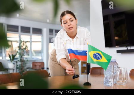 L'assistente femminile prepara la sala conferenze per i diplomatici del Brasile e della Russia Foto Stock