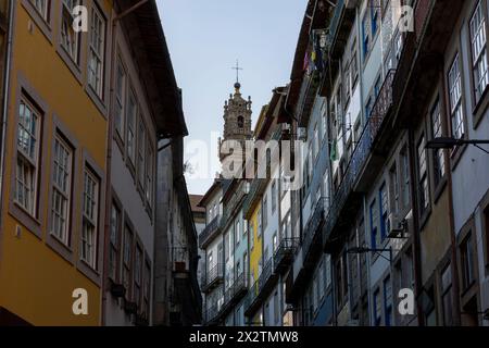 Tipiche case colorate e la Torre dei Clerigos nella città di Porto, Portogallo Foto Stock