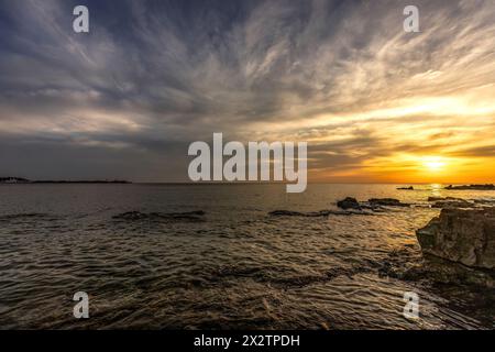 Vista del tramonto sul mare adreatico vicino a Umago, Istria, Croazia Foto Stock