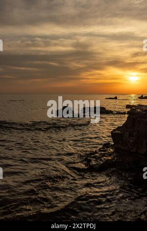 Vista del tramonto sul mare adreatico vicino a Umago, Istria, Croazia Foto Stock