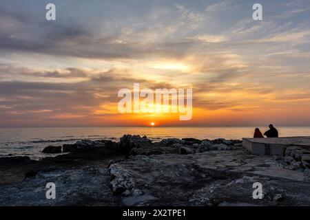 Vista del tramonto sul mare adreatico vicino a Umago, Istria, Croazia Foto Stock