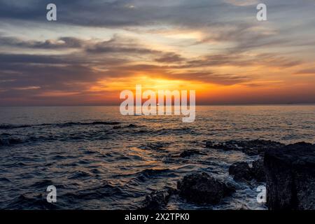 Vista del tramonto sul mare adreatico vicino a Umago, Istria, Croazia Foto Stock