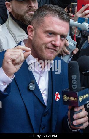 Londra, Regno Unito. 23 aprile 2024. L'attivista di estrema destra Stephen Yaxley-Lennon, meglio conosciuto come Tommy Robinson, parla fuori dalla Westminster Magistrates Court dopo essere stato autorizzato a violare un ordine di dispersione ai sensi della sezione 35 del Crime and Policing Act 2014 durante una marcia antisemitista a Westminster lo scorso novembre. Un giudice distrettuale lo assolse sentendo che il potere usato contro di lui dalla polizia metropolitana non era stato legalmente autorizzato. Crediti: Mark Kerrison/Alamy Live News Foto Stock