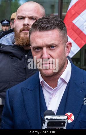 Londra, Regno Unito. 23 aprile 2024. L'attivista di estrema destra Stephen Yaxley-Lennon, meglio conosciuto come Tommy Robinson, parla fuori dalla Westminster Magistrates Court dopo essere stato autorizzato a violare un ordine di dispersione ai sensi della sezione 35 del Crime and Policing Act 2014 durante una marcia antisemitista a Westminster lo scorso novembre. Fu assolto da un giudice distrettuale che stabilì che il potere usato contro di lui dalla polizia metropolitana non era stato legalmente autorizzato. Crediti: Mark Kerrison/Alamy Live News Foto Stock