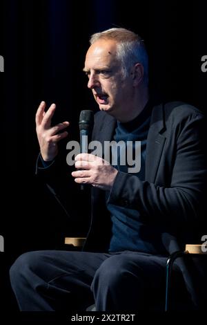 Milano, Italia. 23 aprile 2024. Antonio Scurati interviene durante il panel "democrazia a rischio" alla Fondazione Feltrinelli a Milano, Italia, il 23 aprile 2024. Antonio Scurati è famoso per essere stato censurato dal governo italiano, che gli ha impedito di leggere una lettera il 25 aprile credito: SOPA Images Limited/Alamy Live News Foto Stock