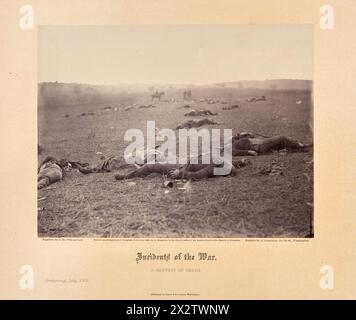Fotografia di guerra civile americana d'epoca: "A Harvest of Death", che mostra il campo di battaglia con i corpi dei soldati caduti. Dalla serie di Alex Gardner Incidents of the War, 1868 Foto Stock