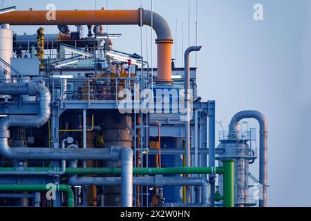 Moderno impianto chimico a Francoforte, Germania, fabbrica con vapore proveniente dal camino, complessità dell'industria chimica, riscaldamento globale, produzione e. Foto Stock