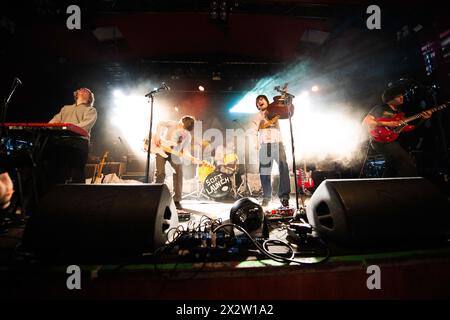 Soft Launch, una band pop quasi irlandese che si esibisce dal vivo all'Astra Kulturhaus di Berlino, mentre supporta il tour Declan McKenna. Foto Stock