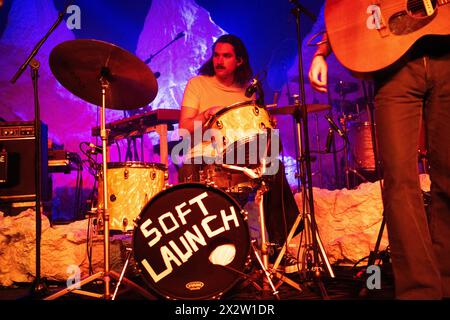 Soft Launch, una band pop quasi irlandese che si esibisce dal vivo all'Astra Kulturhaus di Berlino, mentre supporta il tour Declan McKenna. Foto Stock