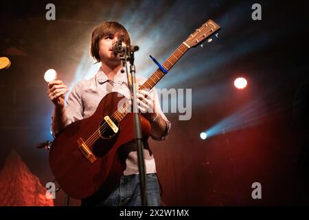 Soft Launch, una band pop quasi irlandese che si esibisce dal vivo all'Astra Kulturhaus di Berlino, mentre supporta il tour Declan McKenna. Foto Stock