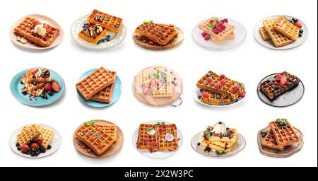 Collage di piatti con gustosi waffle belgi su sfondo bianco Foto Stock