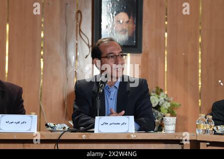 Teheran, Iran. 22 aprile 2024. Mohammad-Amir Jalali, presidente del Centro per la ricerca cinese presso l'Università Allameh Tabataba'i iraniana, parla in una conferenza per commemorare il poeta e scrittore di prosa iraniano Saadi Shirazi a Teheran, Iran, il 22 aprile 2024. Gli esperti iraniani hanno sottolineato il ruolo significativo che la cultura può svolgere nel contribuire allo sviluppo delle relazioni Iran-Cina in vari campi. Crediti: Shadati/Xinhua/Alamy Live News Foto Stock