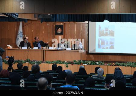 Teheran, Iran. 22 aprile 2024. Mohammad-Amir Jalali (II L, posteriore), presidente del Centro per la ricerca cinese presso l'Università Allameh Tabataba'i iraniana, parla in una conferenza per commemorare il famoso poeta e scrittore di prosa iraniano Saadi Shirazi a Teheran, Iran, il 22 aprile 2024. Gli esperti iraniani hanno sottolineato il ruolo significativo che la cultura può svolgere nel contribuire allo sviluppo delle relazioni Iran-Cina in vari campi. Crediti: Shadati/Xinhua/Alamy Live News Foto Stock