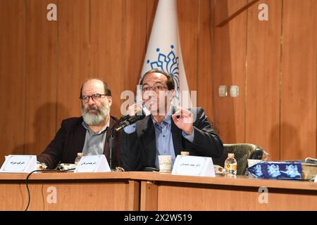 Teheran, Iran. 22 aprile 2024. Mohammad-Amir Jalali (R), presidente del Centro per la ricerca cinese presso l'Università Allameh Tabataba'i iraniana, parla in una conferenza per commemorare il poeta e scrittore di prosa iraniano Saadi Shirazi a Teheran, Iran, il 22 aprile 2024. Gli esperti iraniani hanno sottolineato il ruolo significativo che la cultura può svolgere nel contribuire allo sviluppo delle relazioni Iran-Cina in vari campi. Crediti: Shadati/Xinhua/Alamy Live News Foto Stock