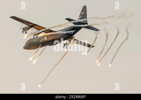 Louisville, Kentucky, Stati Uniti. 20 aprile 2024. Un C-130J Super Hercules del Kentucky Air National Guards 123rd Airlift Wing dispiega razzi come parte di una dimostrazione aerea durante lo spettacolo aereo Thunder Over Louisville e fuochi d'artificio a Louisville, Ky., 20 aprile 2024. Quest'anno l'evento ha attirato centinaia di migliaia di spettatori sulle rive del fiume Ohio e ha visto la presenza di più di due dozzine di aerei. (Immagine di credito: © Dale Greer/U.S. National Guard /ZUMA Press Wire) SOLO PER USO EDITORIALE! Non per USO commerciale! Foto Stock