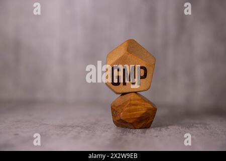 GMP, simbolo di buona pratica di fabbricazione. Concetto parole GMP, buona pratica di fabbricazione su cerchi su uno sfondo arancione bello. Business e GMP, Foto Stock