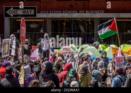 NEW YORK, NEW YORK - 22 APRILE 2024: Gli attivisti studenteschi occupano un accampamento di protesta fuori dalla Stern School of Business a New York City. Gli studenti della New York University hanno rilevato Gould Plaza in solidarietà con altre università di tutto il paese che hanno occupato spazi nel campus a sostegno della Palestina chiedendo la loro dismissione da Israele. (Foto di Michael Nigro/Pacific Press) Foto Stock