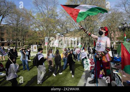 Ann Arbor, Michigan, Stati Uniti. 22 aprile 2024. Una persona rinuncia a una bandiera palestinese durante una protesta nel DIAG del campus dell'Università del Michigan. (Credit Image: © Mark Bialek/ZUMA Press Wire) SOLO PER USO EDITORIALE! Non per USO commerciale! Foto Stock