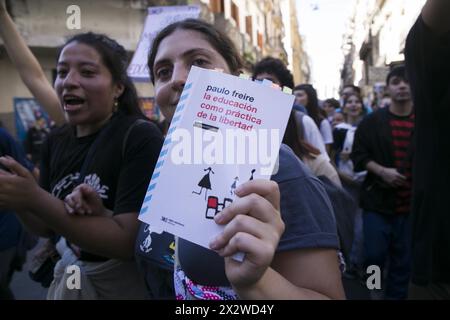 Buenos Aires, Buenos Aires, Argentina. 23 aprile 2024. Il movimento studentesco di UBA, università pubbliche e private marciò verso Plaza Houssay e Congreso fino a Plaza de Mayo. Le mobilitazioni a Rosario, CÃ³rdoba, la Plata e nelle principali città del paese.questo martedì 23 aprile, gli studenti universitari sono scesi in strada in tutto il paese per difendere l'università pubblica contro la motosega di Javier Milei. Insieme alla CGT e ai sindacati, i movimenti sociali, le organizzazioni per i diritti umani e i partiti politici marciarono dal Congresso a Plaza de Mayo. Ci sono state anche marce ed eventi in diversi Foto Stock