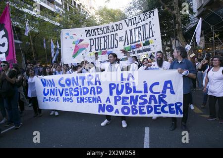 Buenos Aires, Buenos Aires, Argentina. 23 aprile 2024. Il movimento studentesco di UBA, università pubbliche e private marciò verso Plaza Houssay e Congreso fino a Plaza de Mayo. Le mobilitazioni a Rosario, CÃ³rdoba, la Plata e nelle principali città del paese.questo martedì 23 aprile, gli studenti universitari sono scesi in strada in tutto il paese per difendere l'università pubblica contro la motosega di Javier Milei. Insieme alla CGT e ai sindacati, i movimenti sociali, le organizzazioni per i diritti umani e i partiti politici marciarono dal Congresso a Plaza de Mayo. Ci sono state anche marce ed eventi in diversi Foto Stock