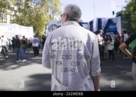 Buenos Aires, Buenos Aires, Argentina. 23 aprile 2024. Il movimento studentesco di UBA, università pubbliche e private marciò verso Plaza Houssay e Congreso fino a Plaza de Mayo. Le mobilitazioni a Rosario, CÃ³rdoba, la Plata e nelle principali città del paese.questo martedì 23 aprile, gli studenti universitari sono scesi in strada in tutto il paese per difendere l'università pubblica contro la motosega di Javier Milei. Insieme alla CGT e ai sindacati, i movimenti sociali, le organizzazioni per i diritti umani e i partiti politici marciarono dal Congresso a Plaza de Mayo. Ci sono state anche marce ed eventi in diversi Foto Stock