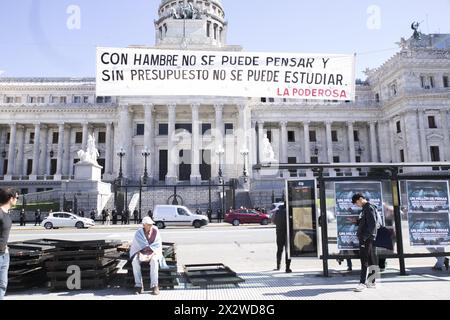 Buenos Aires, Buenos Aires, Argentina. 23 aprile 2024. Il movimento studentesco di UBA, università pubbliche e private marciò verso Plaza Houssay e Congreso fino a Plaza de Mayo. Le mobilitazioni a Rosario, CÃ³rdoba, la Plata e nelle principali città del paese.questo martedì 23 aprile, gli studenti universitari sono scesi in strada in tutto il paese per difendere l'università pubblica contro la motosega di Javier Milei. Insieme alla CGT e ai sindacati, i movimenti sociali, le organizzazioni per i diritti umani e i partiti politici marciarono dal Congresso a Plaza de Mayo. Ci sono state anche marce ed eventi in diversi Foto Stock