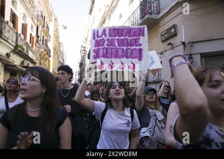 Buenos Aires, Buenos Aires, Argentina. 23 aprile 2024. Il movimento studentesco di UBA, università pubbliche e private marciò verso Plaza Houssay e Congreso fino a Plaza de Mayo. Le mobilitazioni a Rosario, CÃ³rdoba, la Plata e nelle principali città del paese.questo martedì 23 aprile, gli studenti universitari sono scesi in strada in tutto il paese per difendere l'università pubblica contro la motosega di Javier Milei. Insieme alla CGT e ai sindacati, i movimenti sociali, le organizzazioni per i diritti umani e i partiti politici marciarono dal Congresso a Plaza de Mayo. Ci sono state anche marce ed eventi in diversi Foto Stock