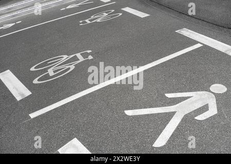 Segnaletica della corsia pedonale e ciclistica sull'attraversamento pedonale per la gestione del traffico a piedi e in bicicletta Foto Stock