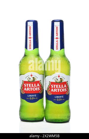 IRVINE, CALIFORNIA - 23 aprile 2024: Due bottiglie di Stella Artois Liberte, una birra senza alcool, con condensazione. Foto Stock