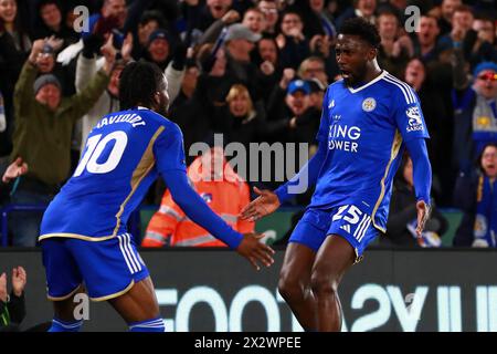 Leicester, Regno Unito. 23 aprile 2024. Wilfred Ndidi celebra il suo gol con Stephy Mavididi di Leicester City durante la partita del Leicester City FC vs Southampton FC Sky bet EFL Championship al King Power Stadium di Leicester, Inghilterra, Regno Unito il 23 aprile 2024 Credit: Every Second Media/Alamy Live News Foto Stock