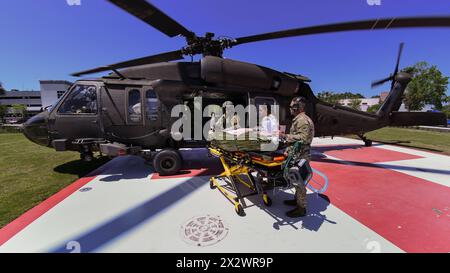 I soldati statunitensi assegnati alla Charlie Company, 2nd Battalion, 238th Aviation Regiment (2-238th AVN RGT), 59th Aviation Troop Command della South Carolina Army National Guard partecipano ad un'esercitazione congiunta in collaborazione con il Trident Medical Center Trauma Center, Charleston, South Carolina, 15 aprile 2024. L'evento consisteva in molteplici iterazioni basate su scenari, con due elicotteri UH-60 Black Hawk della Guardia Nazionale della Carolina del Sud che fornivano supporto per l'evacuazione medica (MEDEVAC) e medici di volo della Guardia Nazionale che eseguivano cure critiche e esercitazioni per la consegna dei pazienti. Questo tipo di t Foto Stock