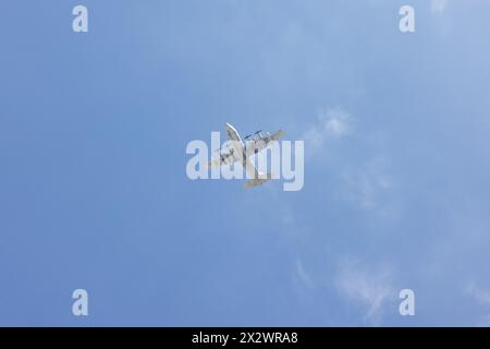 Uno U.S. Marine Corps KC-130J Super Hercules assegnato al Marine Aerial Refueler Transport Squadron (VMGR) 352, Marine Aircraft Group 11, 3rd Marine Aircraft Wing, vola sopra Petco Park, San Diego, durante una partita in casa dei San Diego Padres, 21 aprile 2024. Il VMGR-352 ha sostenuto il Sunday salute to Women in the Military dei San Diego Padres per onorare l'impegno dei membri del servizio militare degli Stati Uniti e connettersi con la comunità di San Diego. (Foto del corpo dei Marines degli Stati Uniti di Lance Cpl. Samantha Devine) Foto Stock