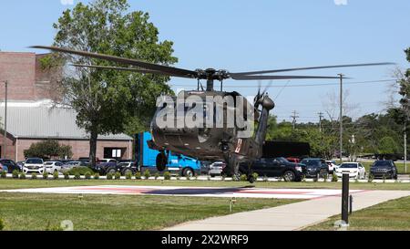 I soldati statunitensi assegnati alla Charlie Company, 2nd Battalion, 238th Aviation Regiment (2-238th AVN RGT), 59th Aviation Troop Command della South Carolina Army National Guard partecipano ad un'esercitazione congiunta in collaborazione con il Trident Medical Center Trauma Center, Charleston, South Carolina, 15 aprile 2024. L'evento consisteva in molteplici iterazioni basate su scenari, con due elicotteri UH-60 Black Hawk della Guardia Nazionale della Carolina del Sud che fornivano supporto per l'evacuazione medica (MEDEVAC) e medici di volo della Guardia Nazionale che eseguivano cure critiche e esercitazioni di consegna dei pazienti utilizzando High Foto Stock