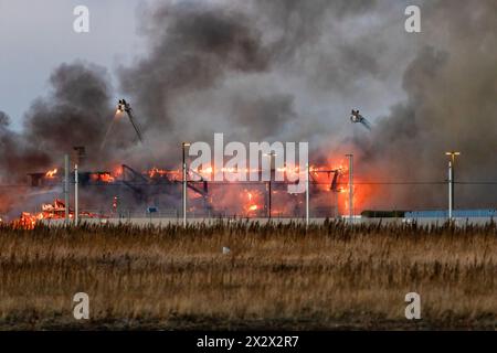 Edmonton, Canada. 22 aprile 2024. Un incendio con 5 allarmi distrugge uno storico hangar della seconda guerra mondiale, mentre il dipartimento dei vigili del fuoco di Edmonton protegge il sito dalla diffusione ad altri edifici. L'Hangar, costruito nel 1942, è stato dichiarato un edificio storico di importanza per la sua parte nella spedizione di equipaggiamenti, truppe e aerei per le forze americane in rotta verso la Russia. La causa dell'incendio è attualmente in fase di indagine e non ci sono ancora notizie sui danni stimati. (Foto di Ron Palmer/SOPA Images/Sipa USA) credito: SIPA USA/Alamy Live News Foto Stock