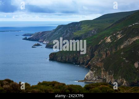 20.07.2019, Teelin, Contea di Donegal, Irlanda - Vista dalla Slieve League, una montagna alta 600 m sulla costa atlantica (Wild Atlantic Way). 00A190720D027CA Foto Stock