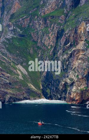 20.07.2019, Teelin, Contea di Donegal, Irlanda - Vista dalla Slieve League, una montagna alta 600 m sulla costa atlantica (Wild Atlantic Way). 00A190720D068CA Foto Stock