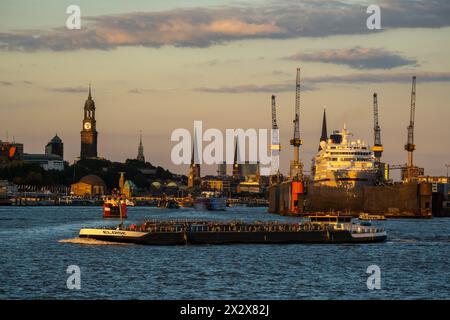 31.08.2022, Amburgo, Amburgo, Germania - Vista sul Norderelbe verso la città, a sinistra a destra St Chiesa principale di Michaelis (di fronte alla chiesa di San Pauli Landungsb Foto Stock